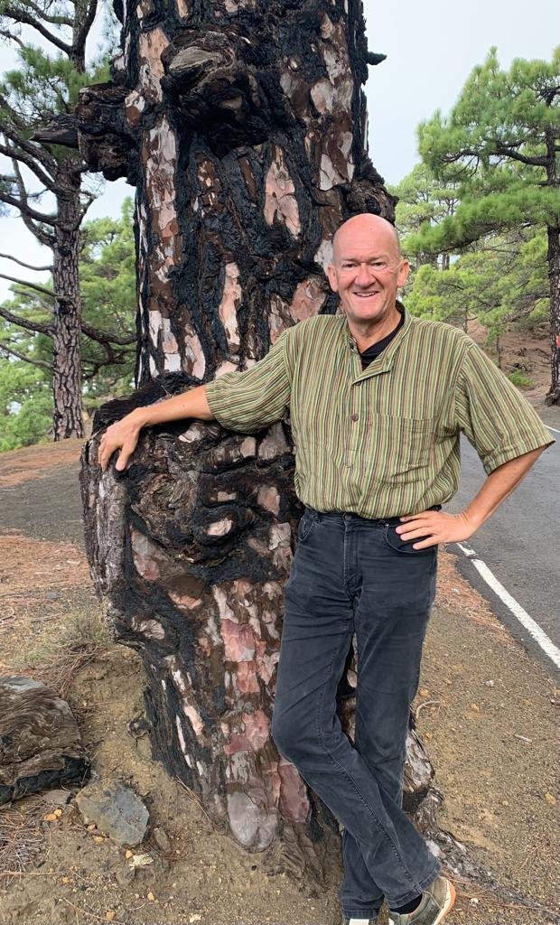 Prof. Baur in front of a big tree 