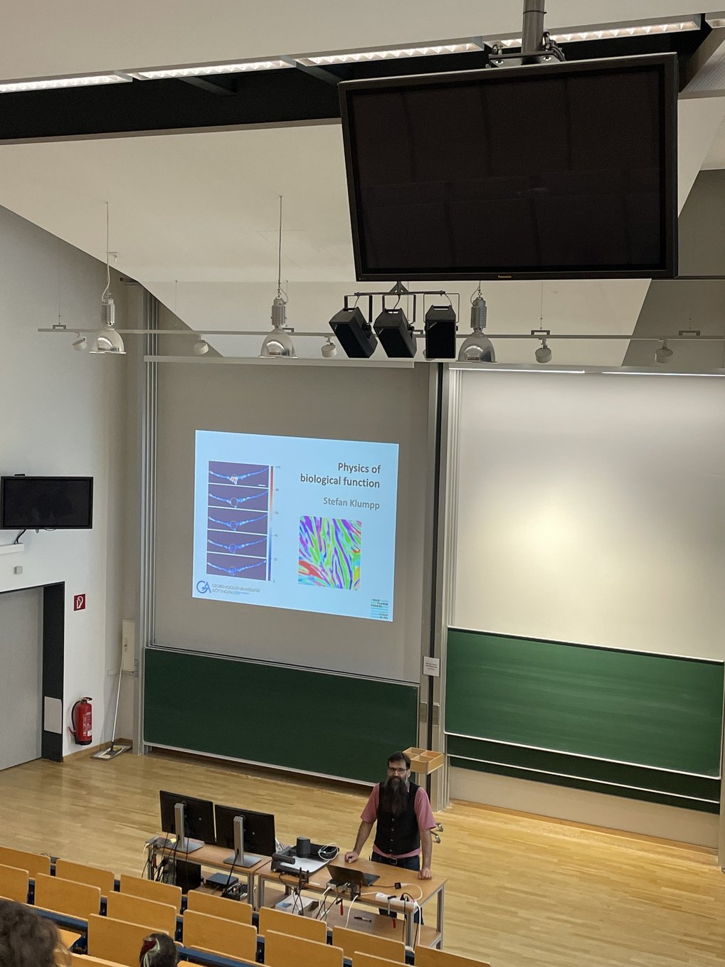 Prof. Stefan Klumpp is pictured standing in front at the lecture hall and presenting