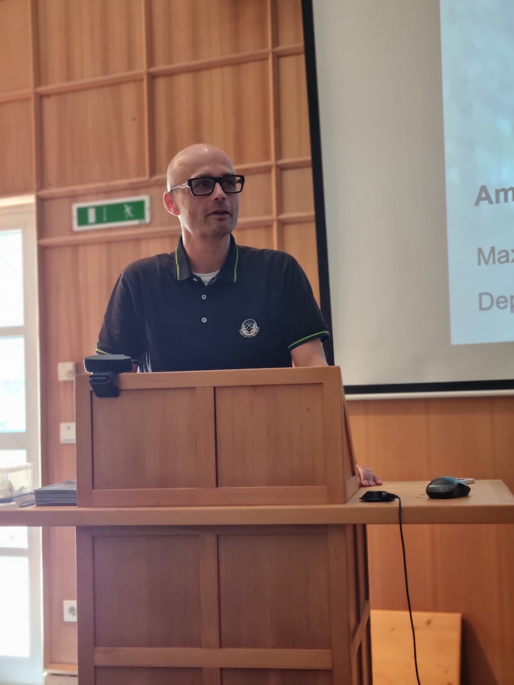 MtL Fellow and Chair Joachim Spatz stands behind the wooden lectern and addresses the audience.
