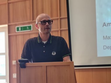 MtL Fellow and Chair Joachim Spatz stands behind the wooden lectern and addresses the audience.