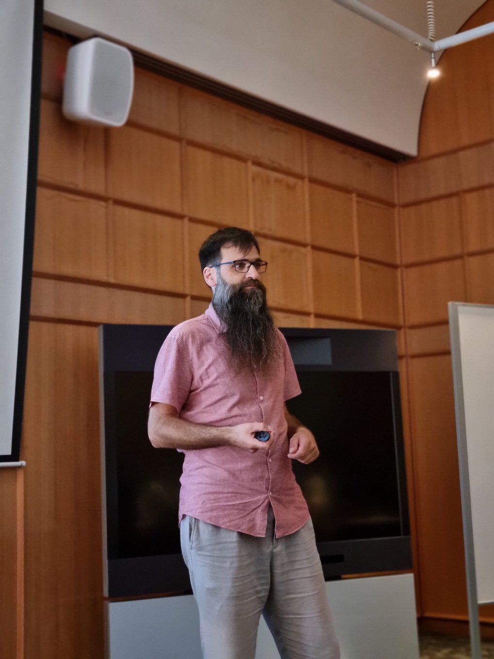 Faculty member Stefan Klumpp gives a lecture.