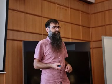 Faculty member Stefan Klumpp gives a lecture.