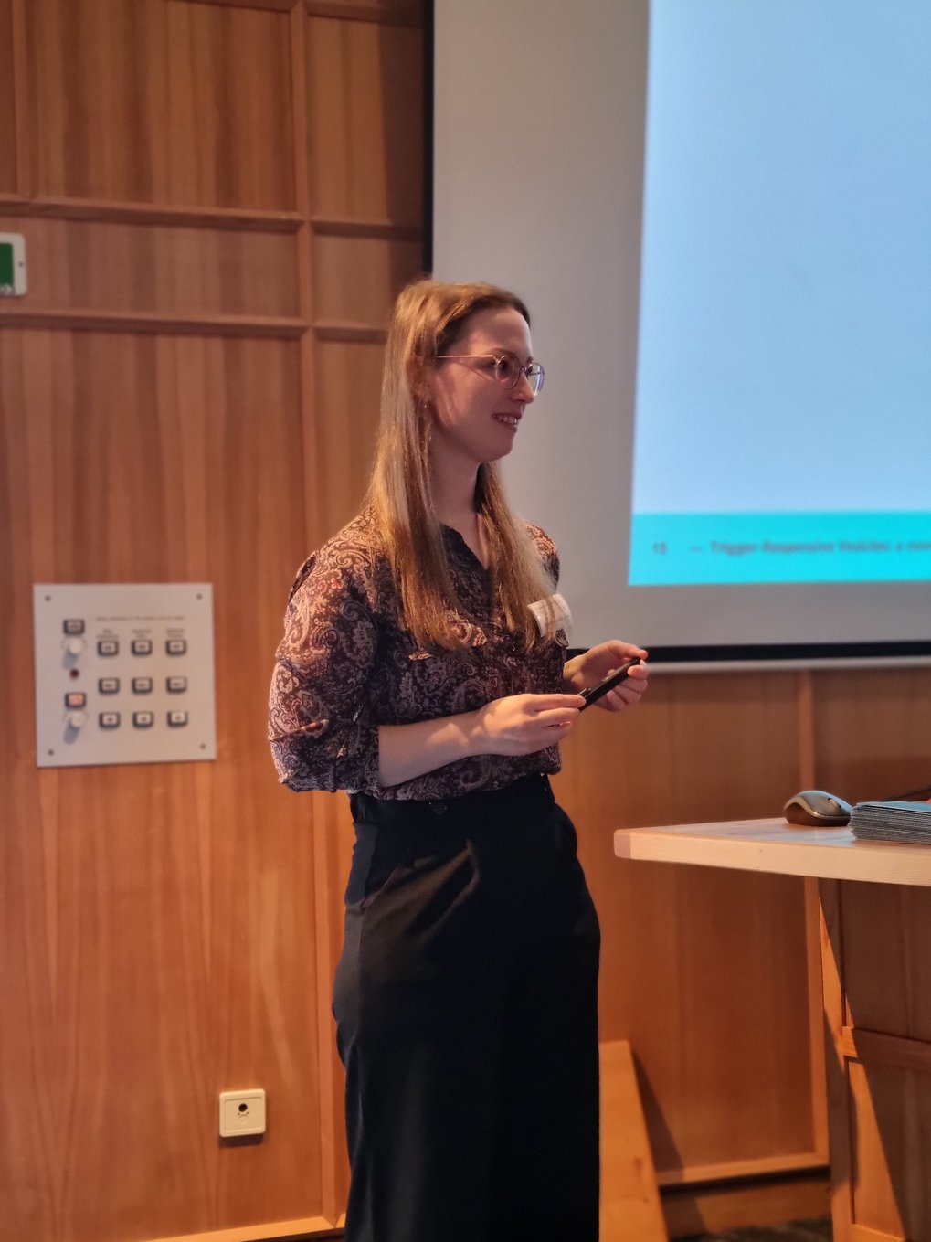 The MtL student Anastassiya Schramm gives a lecture and smiles at the audience.