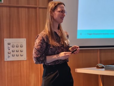 The MtL student Anastassiya Schramm gives a lecture and smiles at the audience.