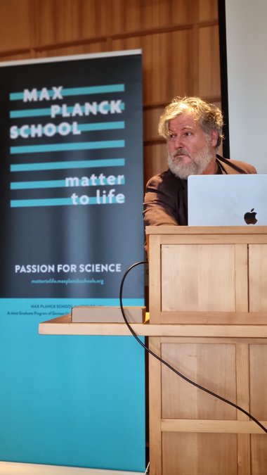 Fellow Philippe Bastiaens stands at the lectern and looks into the audience
