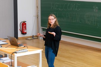 Epithelial cells are flat demonstrates Michelle, except when you take out the adhesion proteins Matter to Life PhD candidate Michelle Kemper presenting her research at the Matter to Life Spring Days