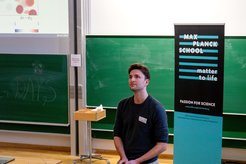 Matter to Life-Doktorand Gregor Haffner hält einen Vortrag im Physik-Hörsaal der Universität Göttingen bei den Matter to Life Spring Days 2024
