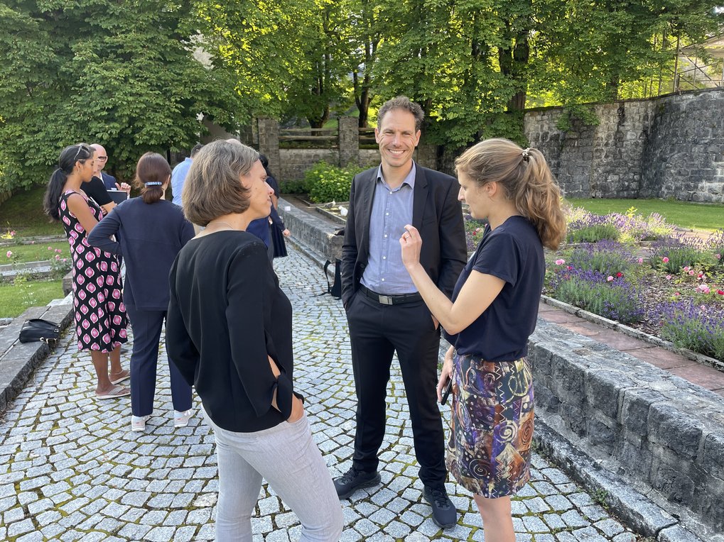 Matter to Life Fellows Karen Alim, Job Boekhoven and Kerstin Göpfrich stand together and talk. Job Boekhoven smiles into the camera.