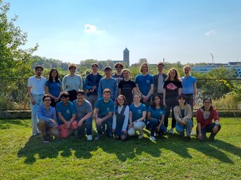 Meeting for the first time: our PhD candidates during the Welcome Course in Heidelberg Group picture of the Matter to Life promotion candidates on a meadow in the best sunny weather