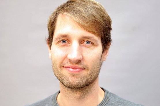 Portrait picture of the speaker