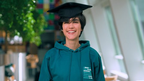 Schau dir das Video an, um einen Überblick über unsere School und unser integriertes Graduiertenprogramm zu bekommen!