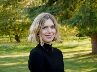 Sarah Loos leads the Research Group “Statistical Physics Beyond Equilibrium” at the Max Planck Institute of Dynamics and Self-Organization in Göttingen Portrait of Sarah Loos