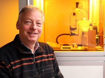 Peer Fischer leads the Research Group “Micro Nano and Molecular Systems” located at Max Planck Institute for Medical Research and is a Professor of Experimental Physics at the Institute for Molecular Systems Engineering and Advanced Materials in Heidelberg Portrait of Peer Fischer