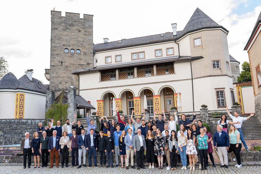 MtL Symposium at Castle Ringberg Students, Fellows, Coordinators and special guests are posing for a celebratory group picture in front of Ringberg castle