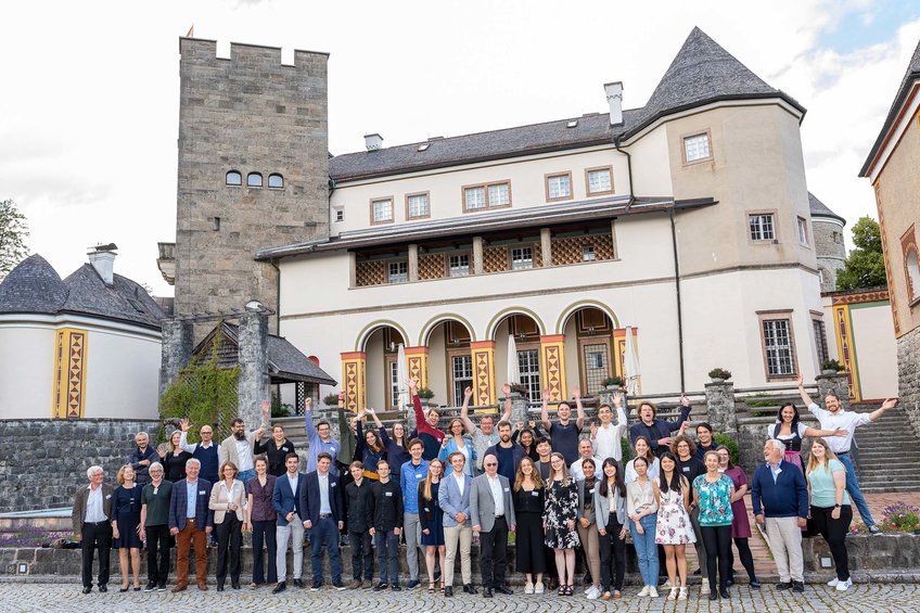 Students, Fellows, Coordinators and special guests are posing for a celebratory group picture in front of Ringberg castle