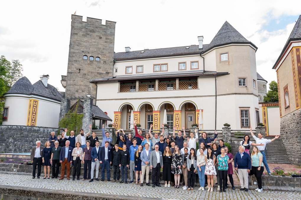 Students, Fellows and coordinators of the Max Planck School Matter to Life standing in front of Ringberg Castle